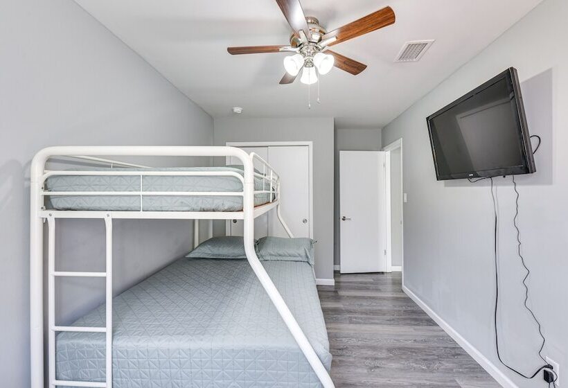 Charming Fort Walton Beach Home: 6 Mi To Ocean!