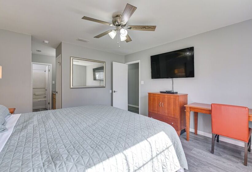 Charming Fort Walton Beach Home: 6 Mi To Ocean!