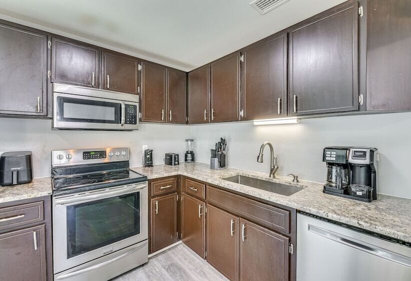 Charming Fort Walton Beach Home: 6 Mi To Ocean!