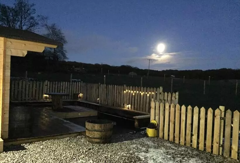 Cosy 1 Bed Farm Stay Cabin