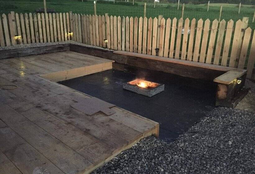 Cosy 1 Bed Farm Stay Cabin