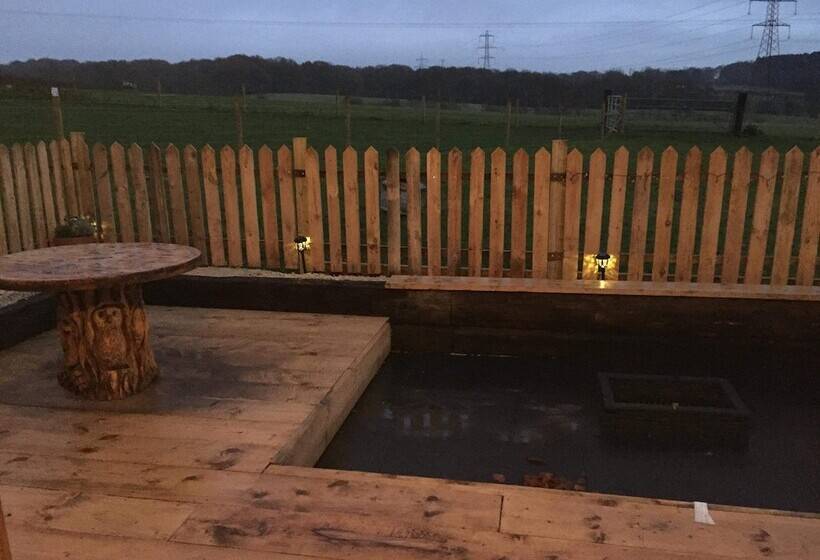 Cosy 1 Bed Farm Stay Cabin