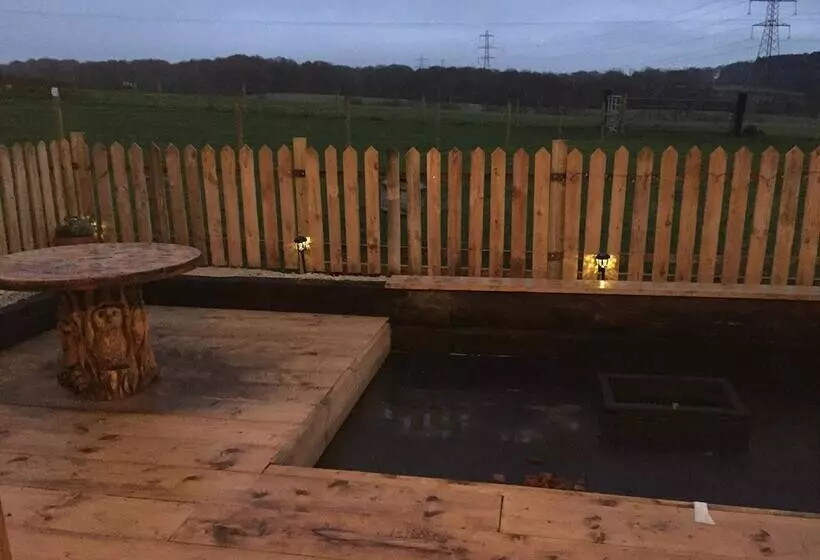 Cosy 1 Bed Farm Stay Cabin