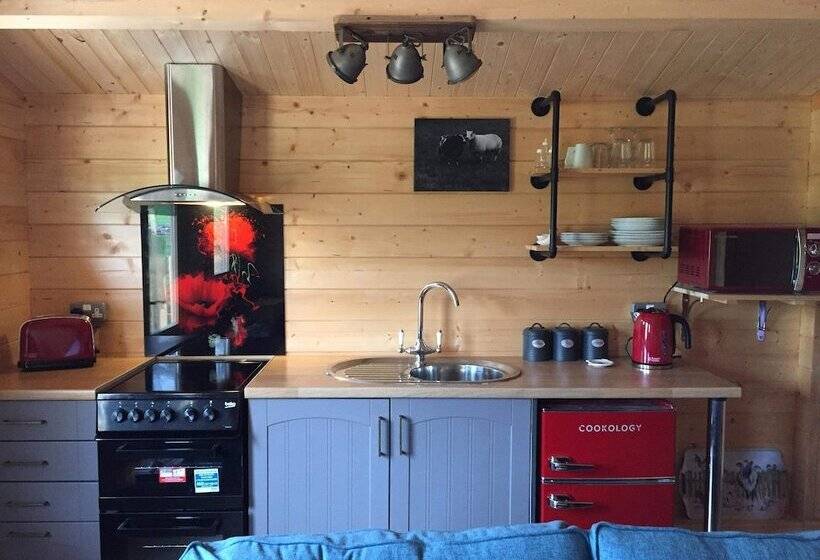 Cosy 1 Bed Farm Stay Cabin