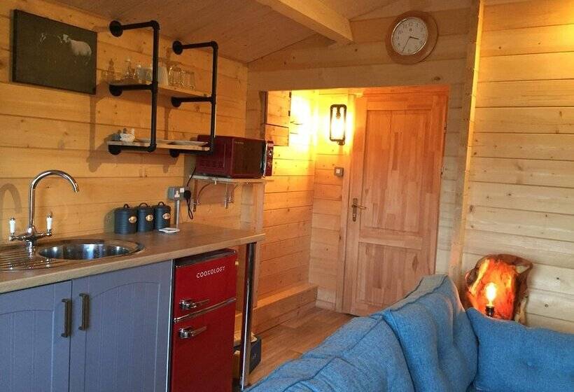 Cosy 1 Bed Farm Stay Cabin