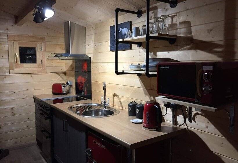 Cosy 1 Bed Farm Stay Cabin