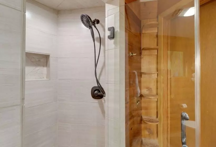 Family Friendly Riverfront Manor On The Little Red