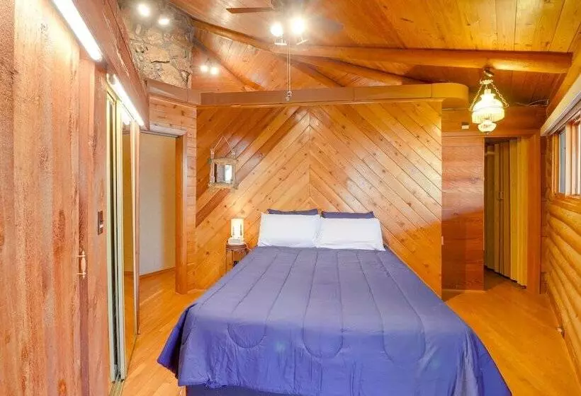 Family Friendly Riverfront Manor On The Little Red