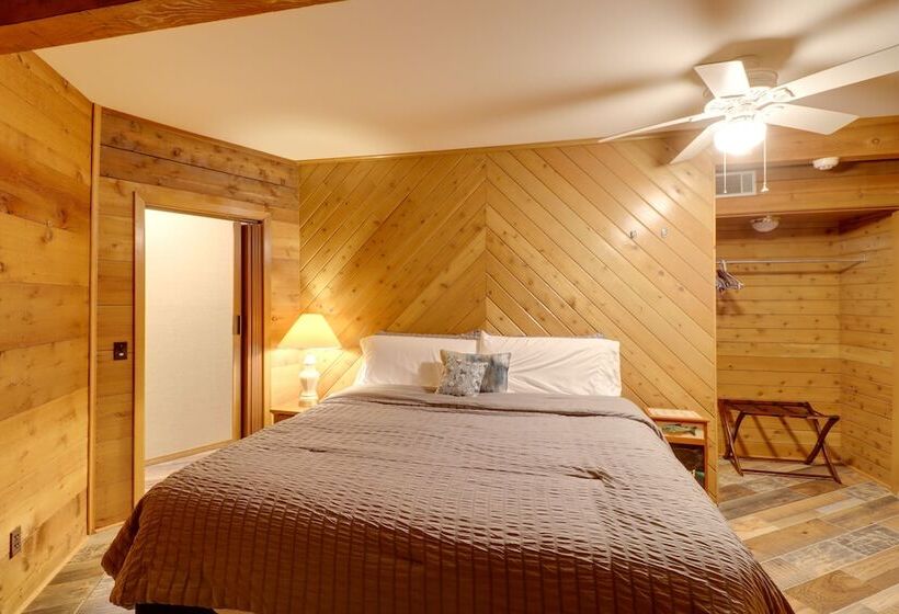 Family Friendly Riverfront Manor On The Little Red