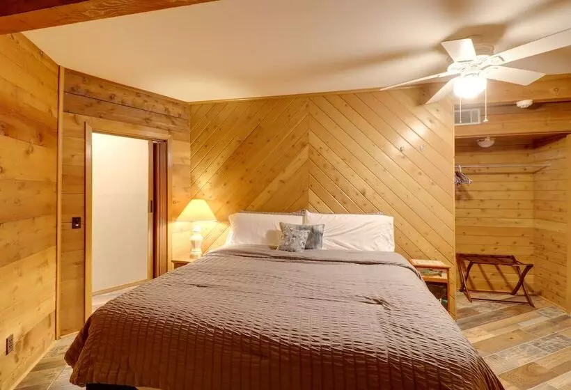 Family Friendly Riverfront Manor On The Little Red