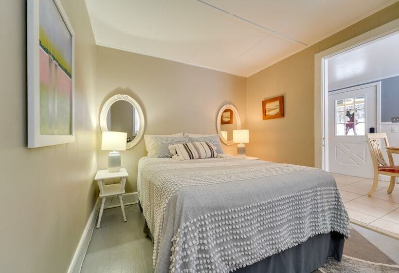 Farmhouse Cottage W/ Hot Tub, Near Titus Mountain!