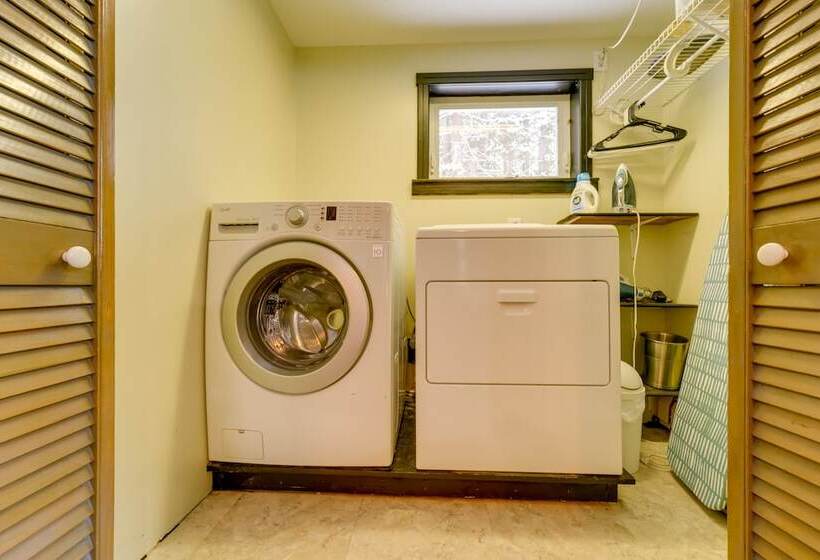 Farmhouse Cottage W/ Hot Tub, Near Titus Mountain!