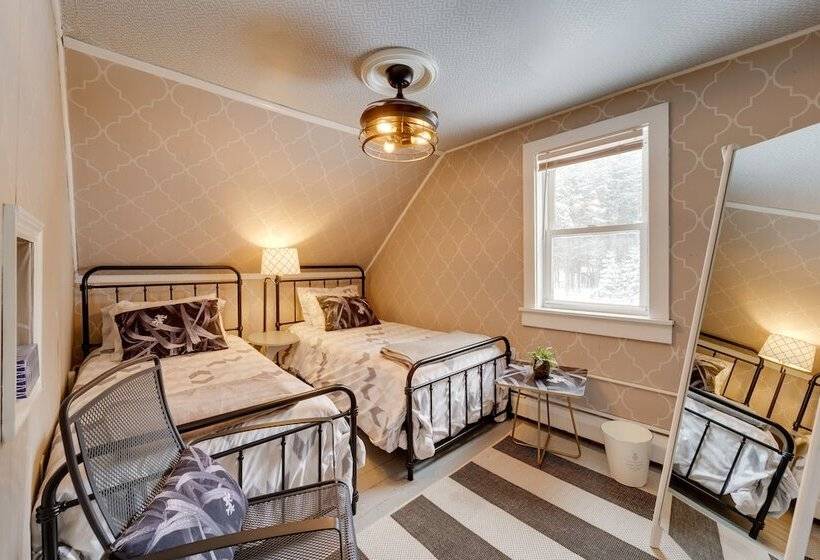 Farmhouse Cottage W/ Hot Tub, Near Titus Mountain!