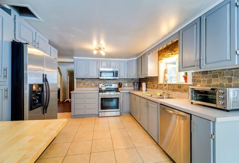 Farmhouse Cottage W/ Hot Tub, Near Titus Mountain!