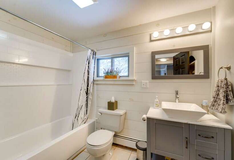 Farmhouse Cottage W/ Hot Tub, Near Titus Mountain!