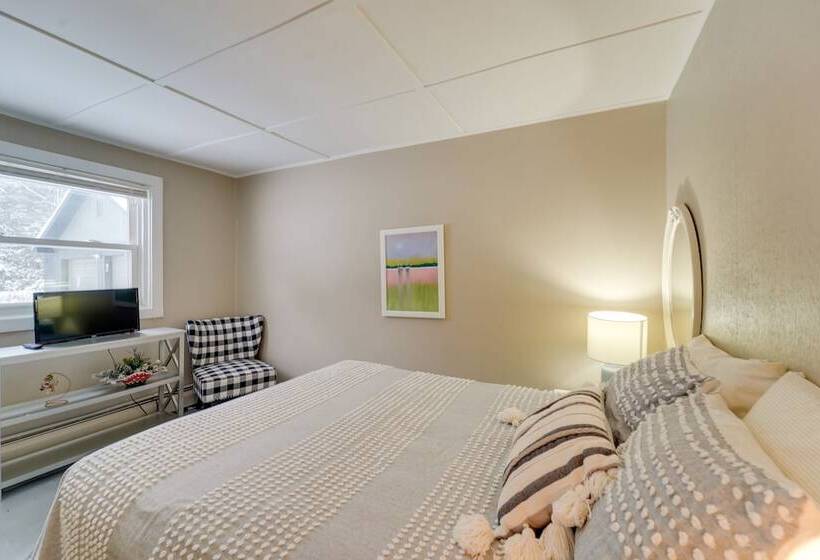 Farmhouse Cottage W/ Hot Tub, Near Titus Mountain!