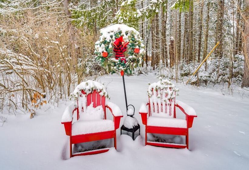 Farmhouse Cottage W/ Hot Tub, Near Titus Mountain!