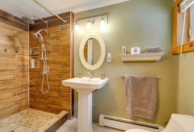 Farmhouse Cottage W/ Hot Tub, Near Titus Mountain!