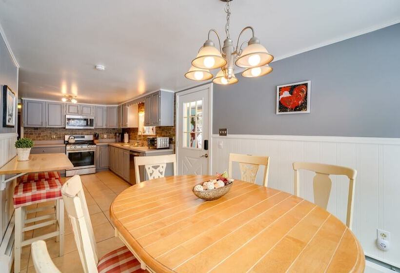 Farmhouse Cottage W/ Hot Tub, Near Titus Mountain!