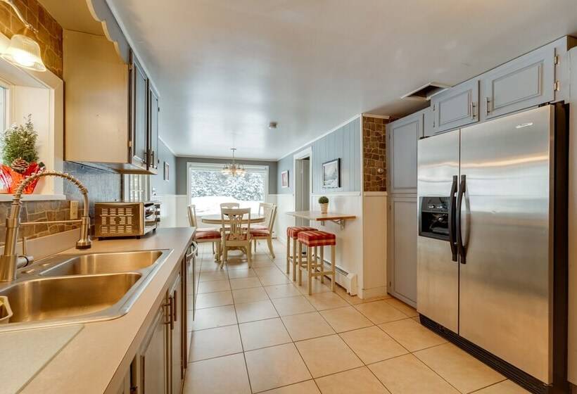 Farmhouse Cottage W/ Hot Tub, Near Titus Mountain!