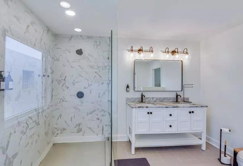 Lake Hartwell Home W/ Dock + Fire Pits!