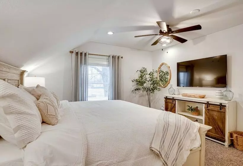 Montpelier Lake House W/ Deck, Dock & Fireplace!