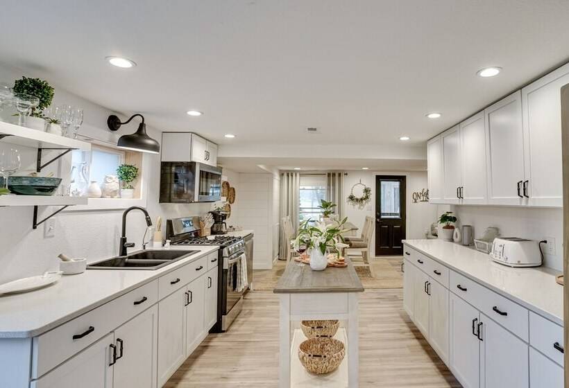 Montpelier Lake House W/ Deck, Dock & Fireplace!