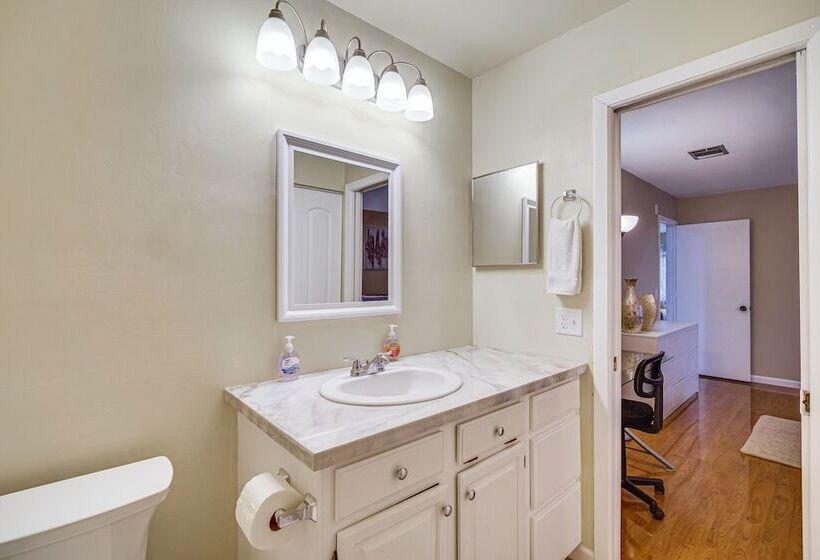 Palm Bay Home W/ Screened Porch 8 Mi To Beaches!