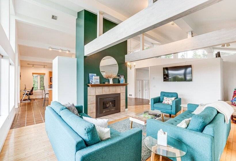 Peaceful Port Orford Retreat W/ Hot Tub & Views!