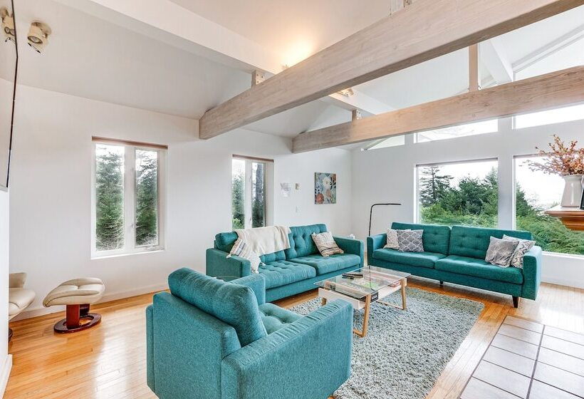 Peaceful Port Orford Retreat W/ Hot Tub & Views!