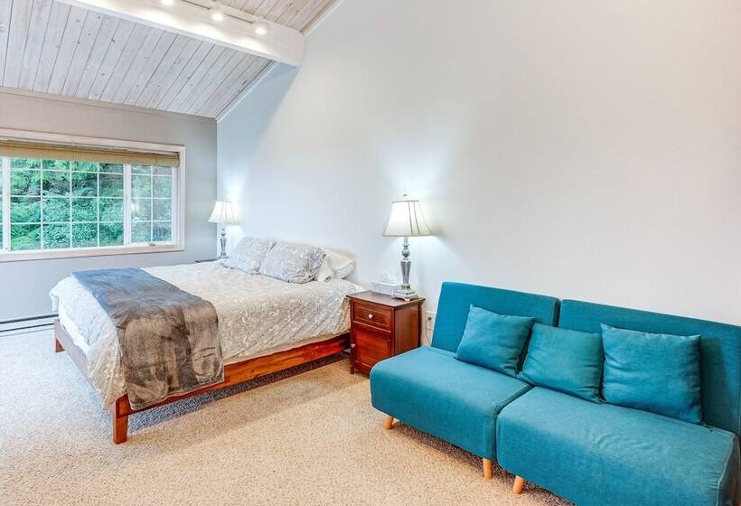 Peaceful Port Orford Retreat W/ Hot Tub & Views!