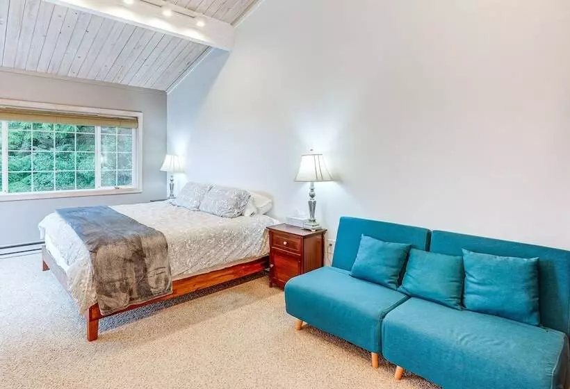 Peaceful Port Orford Retreat W/ Hot Tub & Views!