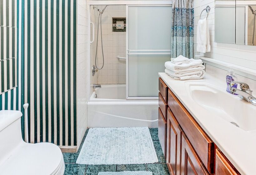 Peaceful Port Orford Retreat W/ Hot Tub & Views!