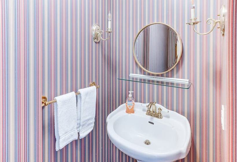 Peaceful Port Orford Retreat W/ Hot Tub & Views!