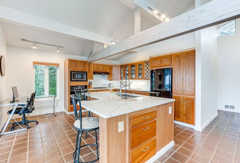 Peaceful Port Orford Retreat W/ Hot Tub & Views!