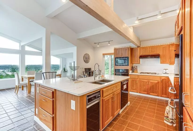 Peaceful Port Orford Retreat W/ Hot Tub & Views!