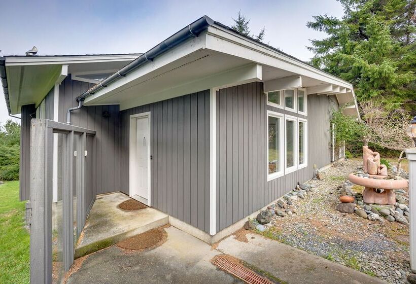 Peaceful Port Orford Retreat W/ Hot Tub & Views!