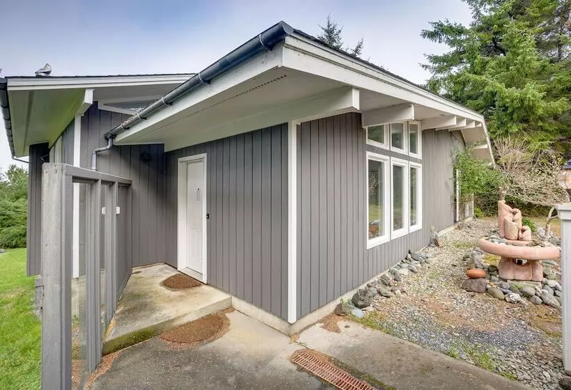 Peaceful Port Orford Retreat W/ Hot Tub & Views!