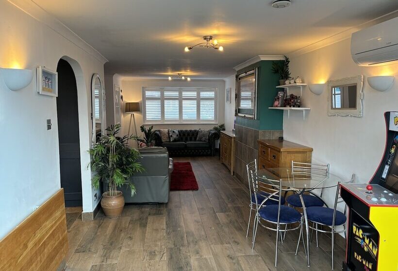 Residenza House Few Mins From Beach With Hot Tub & Sauna