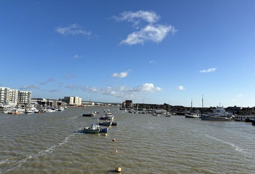 Residenza House Few Mins From Beach With Hot Tub & Sauna