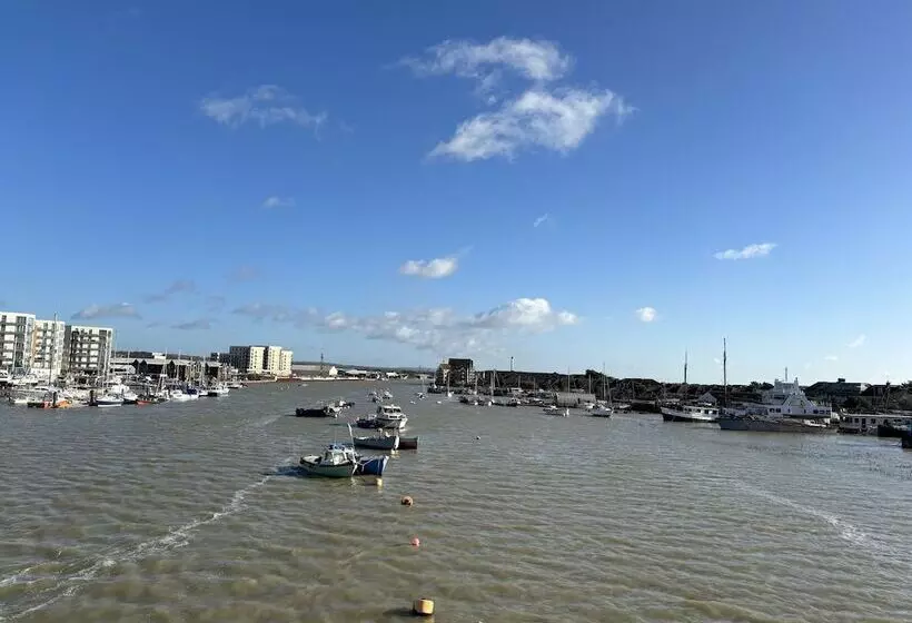 Residenssi House Few Mins From Beach With Hot Tub & Sauna