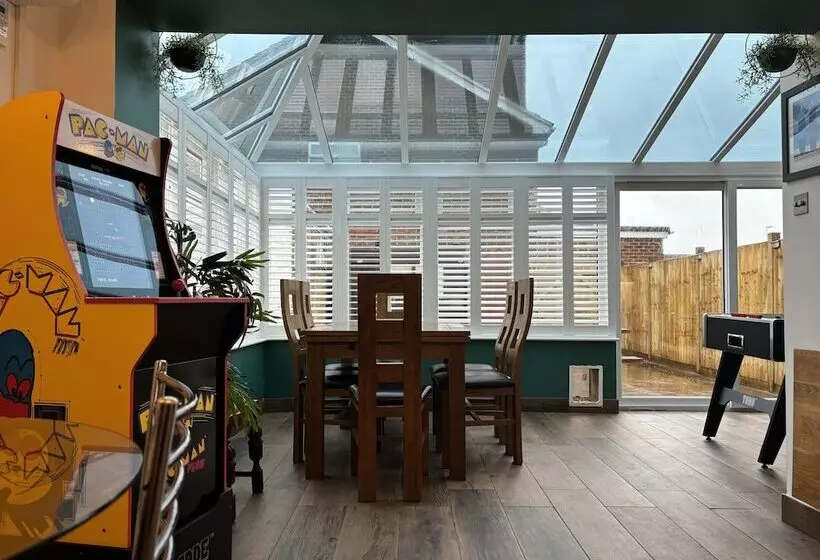 Residenssi House Few Mins From Beach With Hot Tub & Sauna