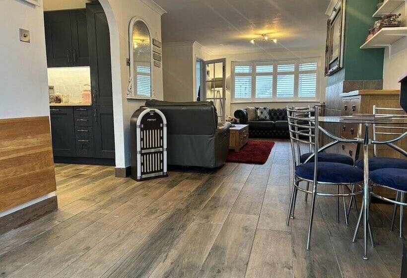 Residenza House Few Mins From Beach With Hot Tub & Sauna