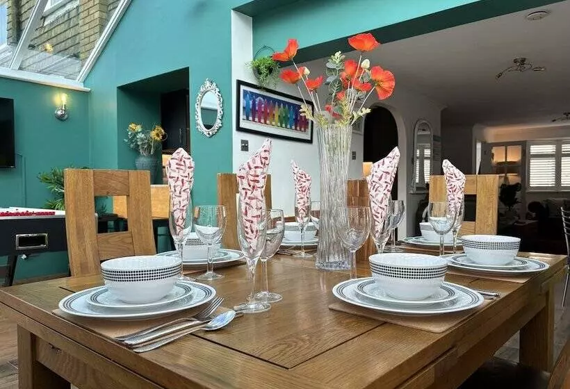 Residenssi House Few Mins From Beach With Hot Tub & Sauna