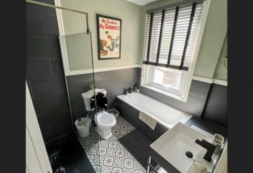 إقامة Charming 3 Bed House In Guildford