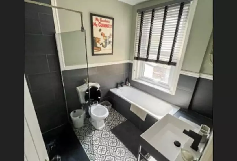 レジデンス Charming 3 Bed House In Guildford