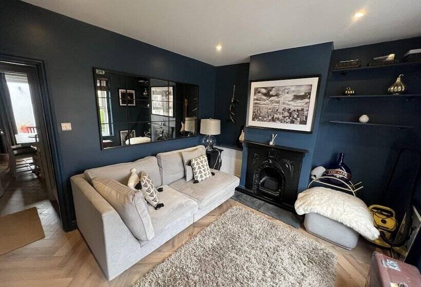 إقامة Charming 3 Bed House In Guildford