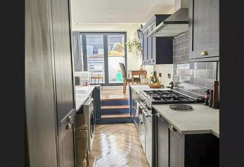 レジデンス Charming 3 Bed House In Guildford