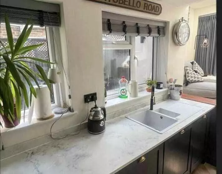 レジデンス Charming 3 Bed House In Guildford