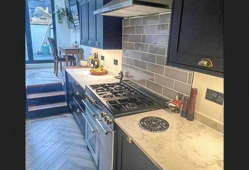 דירת נופש Charming 3 Bed House In Guildford